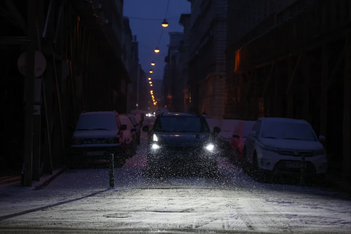 Hóesésben is kénytelen autózni? Segítünk, hogy megússza baleset nélkül
