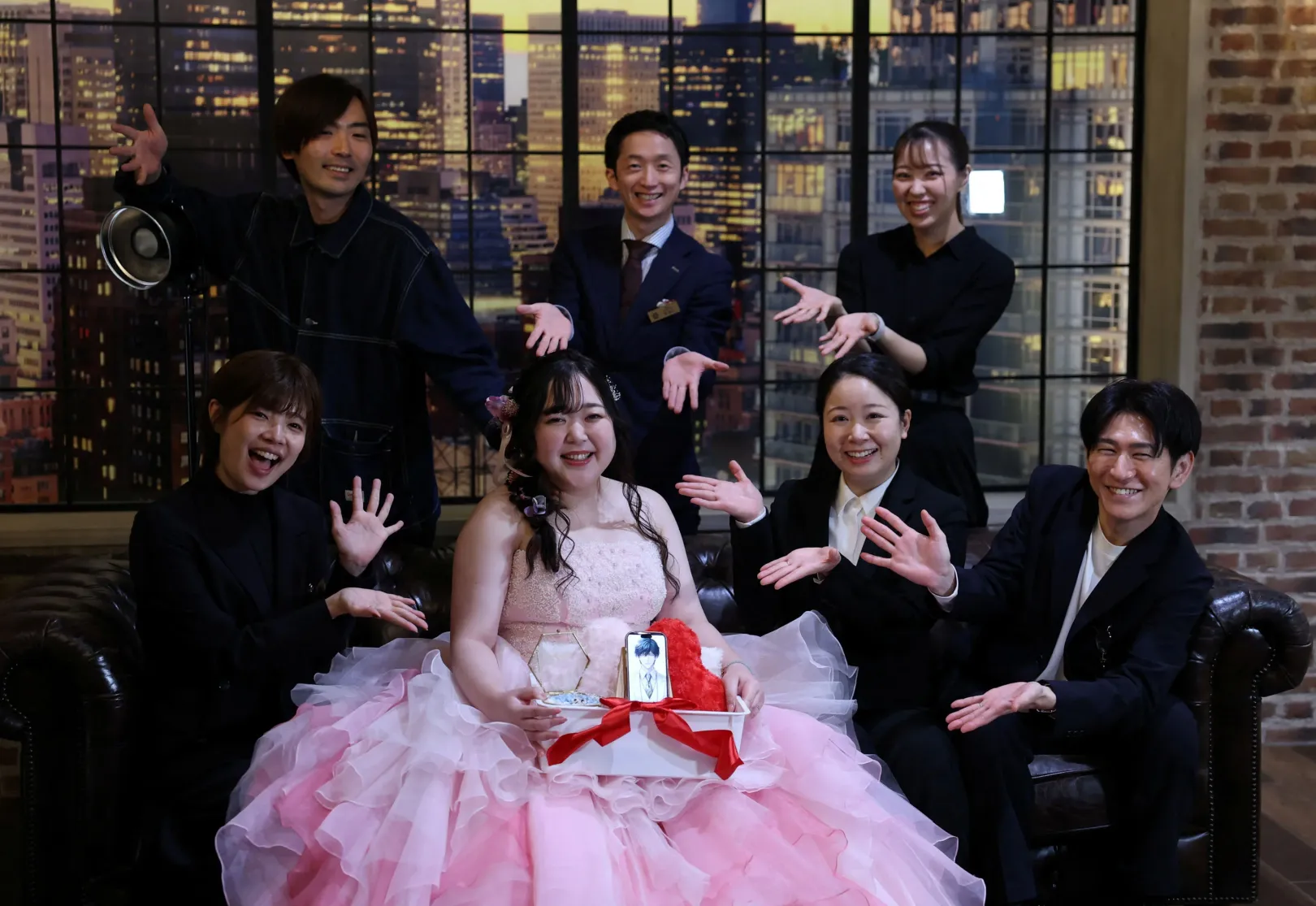 Nogucsi Klausszal, a gyűrűkkel és az esküvőszervezőkkel pózol – Fotó: Kim Kyung-Hoon / Reuters