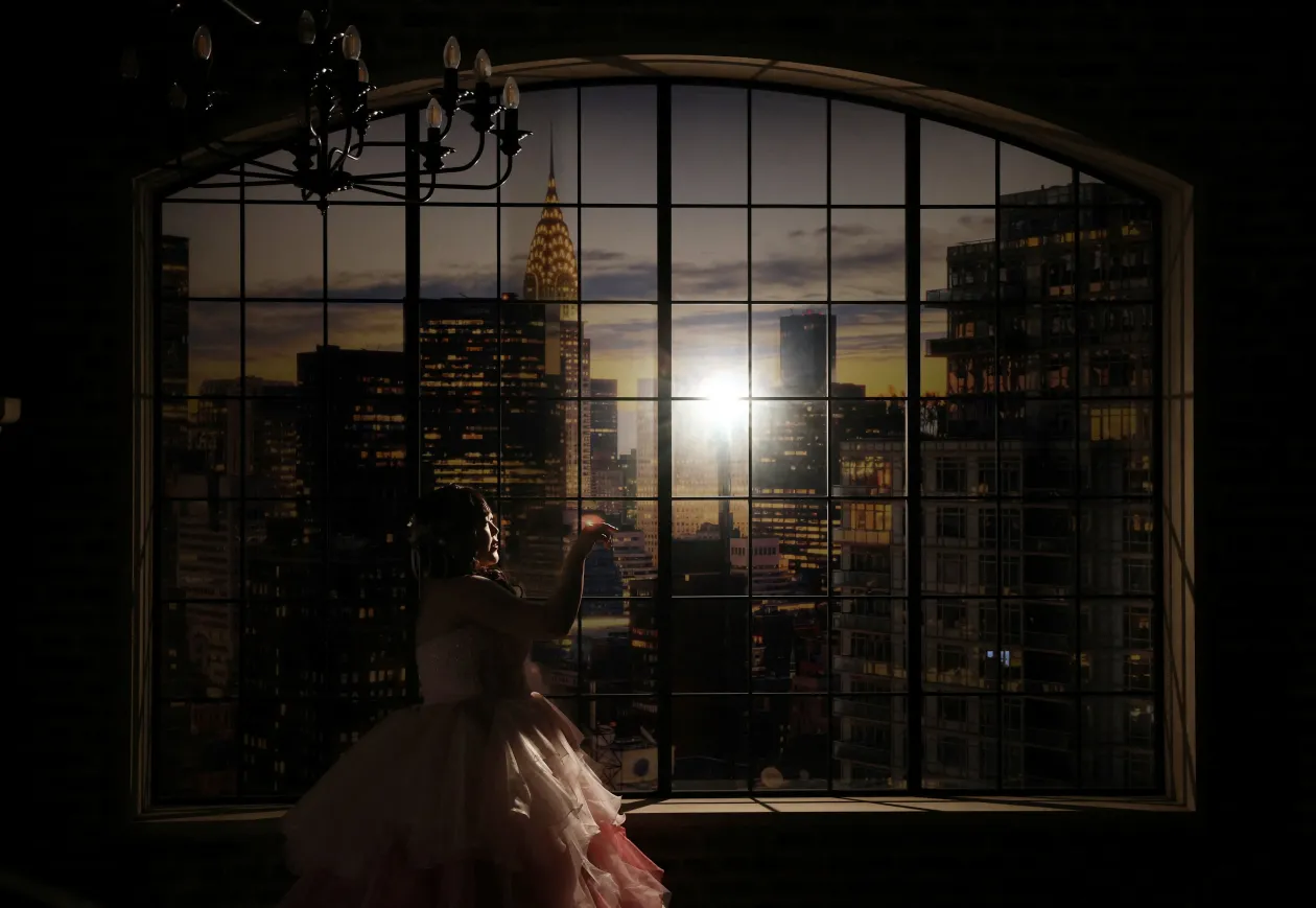 A Magritte esküvői helyszín fotósai utólag szerkesztik rá a képre a virtuális vőlegényt – Fotó: Kim Kyung-Hoon / Reuters