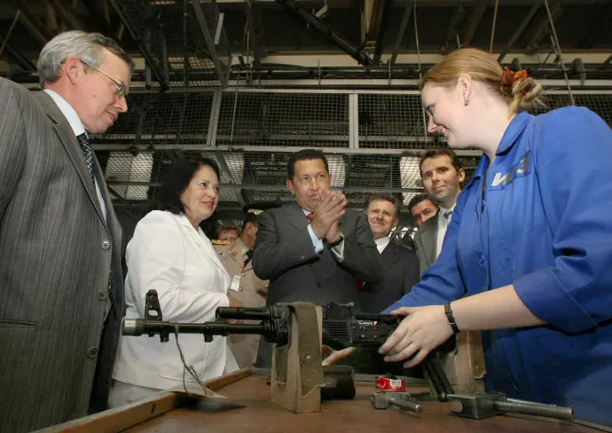 Hugo Chávez látogatást tesz az Izhmash fegyvergyárban 2006. július 26-án, ahol AK-103-as gépkarabélyokat gyártanak – Fotó: Marcelo Garcia / Presidencia / Getty Images