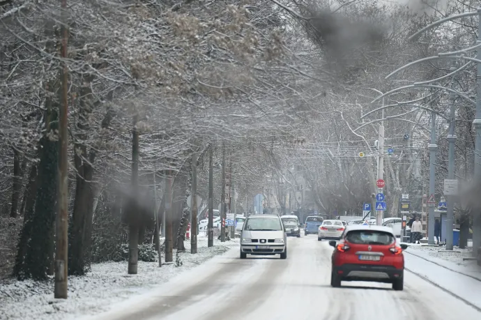 Késnek a buszok, latyakosak az utak a nagy havazástól
