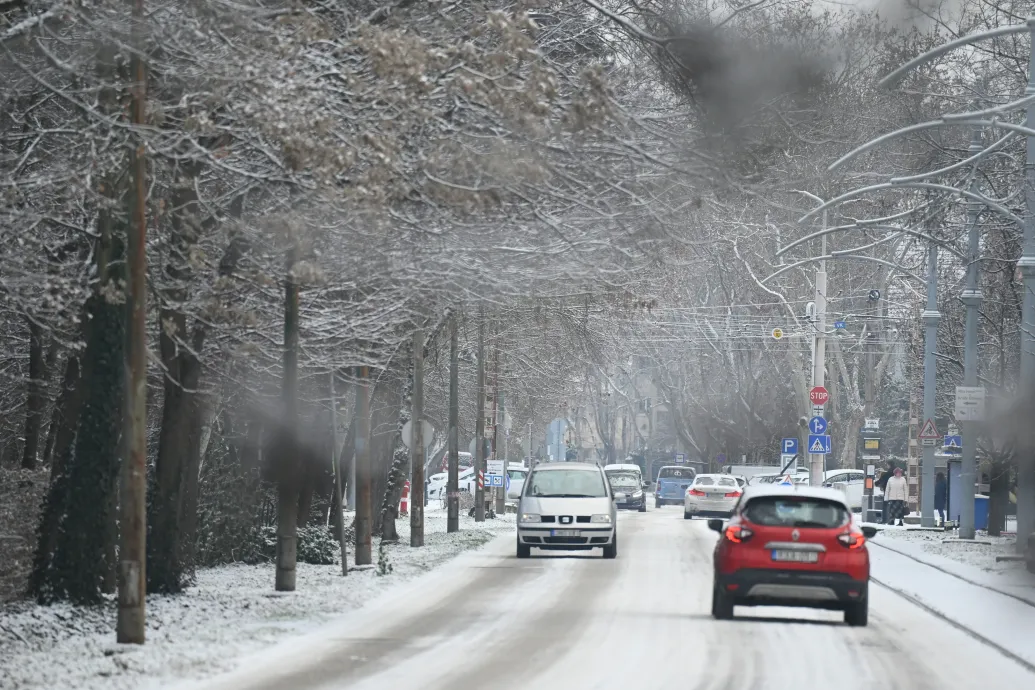 Késnek a buszok, latyakosak az utak a nagy havazástól