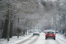 Keresztbe fordult kamion, több kilométeres dugó: az intenzív havazás több autópályán is gondot okozott hétfő este