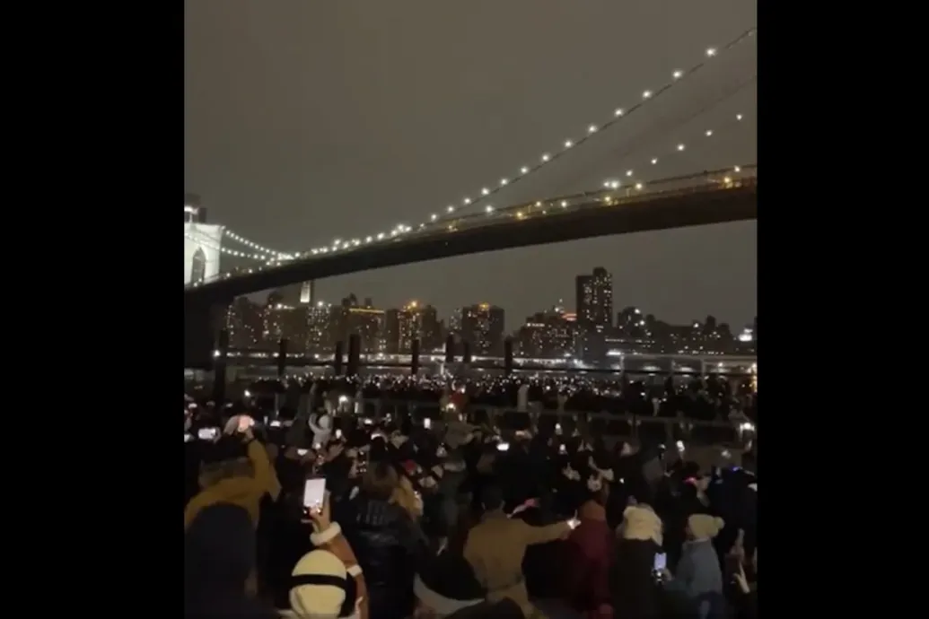 Tűzijátékra áhítozó tömegeket vertek át New Yorkban szilveszterkor