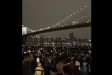 Tűzijátékra áhítozó tömegeket vertek át New Yorkban szilveszterkor