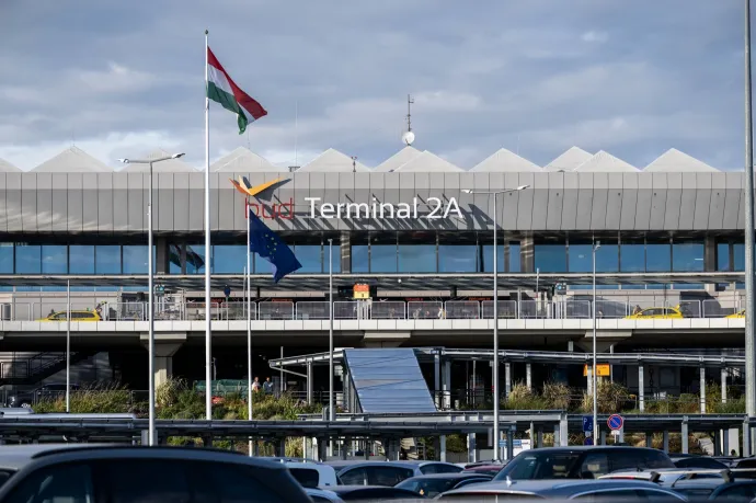 Fűre toltak egy repülőt Ferihegyen, elakadt, az összes utast ki kellett szállítani