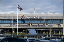 Fűre toltak egy repülőt Ferihegyen, elakadt, az összes utast ki kellett szállítani