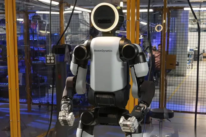 Továbbfejlesztett humanoid robotot mutatott be a Boston Dynamics, ami a Hyundai autóit fogja gyártani