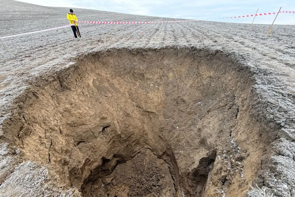 Óriási lyuk keletkezett Vizslás határában, a polgármester szerint életveszélyes lehet