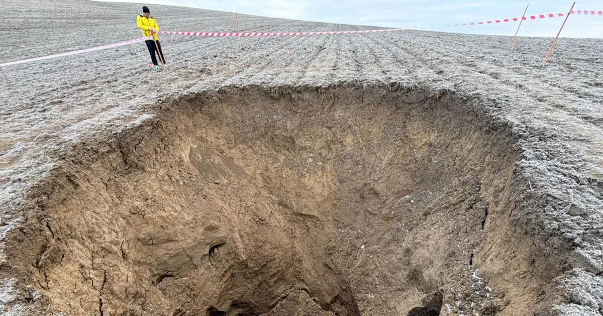 Óriási lyuk keletkezett Vizslás határában, a polgármester szerint életveszélyes lehet