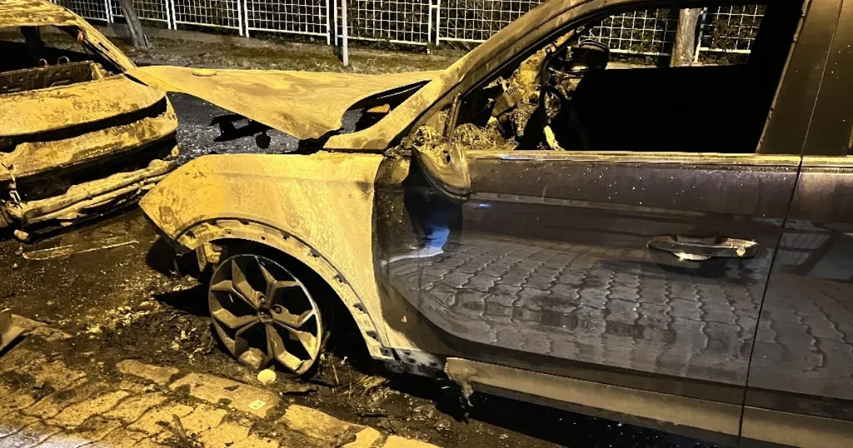 A benzinkúton használt műanyag kanna buktatta le az exe kocsiját felgyújtó 24 éves nőt