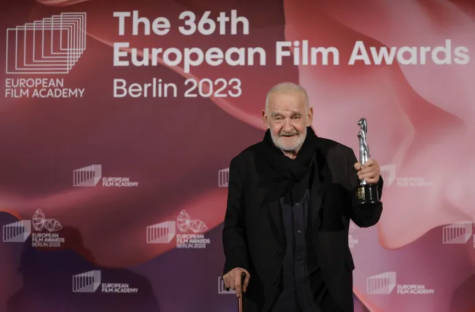 Tarr Béla az Európai Filmakadémiától kapott életműdíjával a 36. Európai Filmdíjak átadási ünnepségén Berlinben 2023. december 9-én – Fotó: Odd Andersen / AFP 
