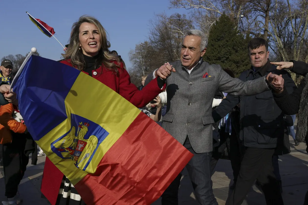 Néhány tüntetésen Georgescu is felbukkant, a támogatói fára mászva is kiállnak mellette 2025 januárjában – Fotók: Octav Ganea / Inquam Photos