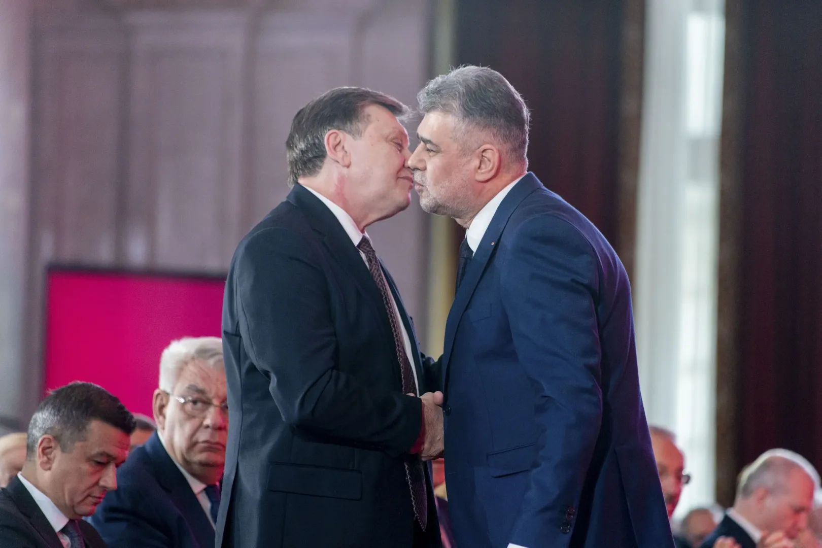 Crin Antonescu, a koalíció közös jelöltje és Marcel Ciolacu, a PSD akkori pártelnöke – Fotó: Pana Tudor / Inquam Photos