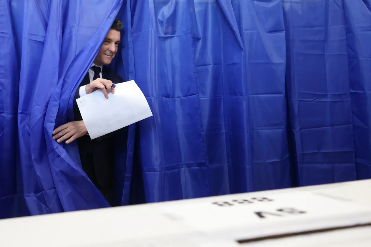 Első fotó: George Simiont székkel pótolták az elnökjelölti vitán. Második fotó: Nicușor Dan független – akkor még csak – elnökjelölt leadja voksát. Fotók: George Călin / Inquam Photos