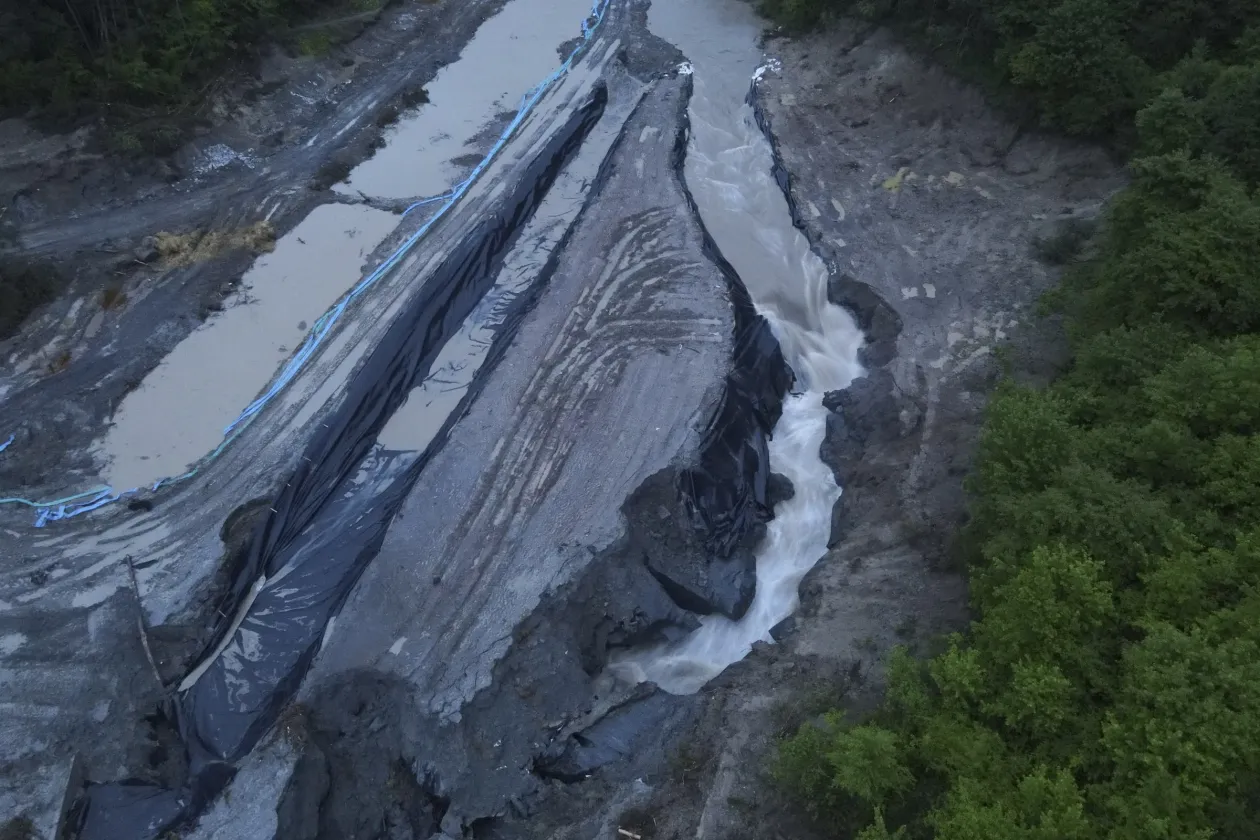 Első fotó: Parajdon minden csupa víz és sár. Második fotó: Kovászna megyében csónakkal is lehet közlekedni. Fotók: Alex Nicodim / Inquam Photos