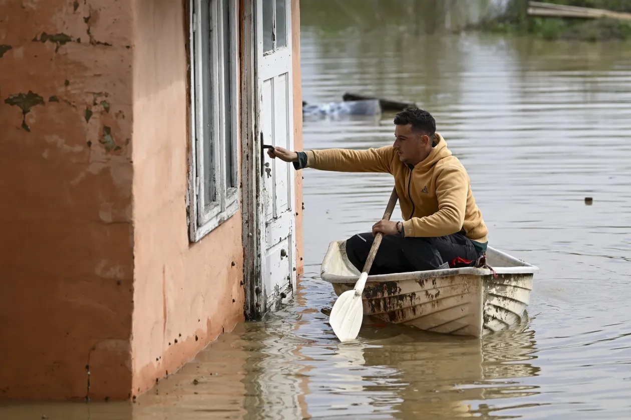 Első fotó: Parajdon minden csupa víz és sár. Második fotó: Kovászna megyében csónakkal is lehet közlekedni. Fotók: Alex Nicodim / Inquam Photos