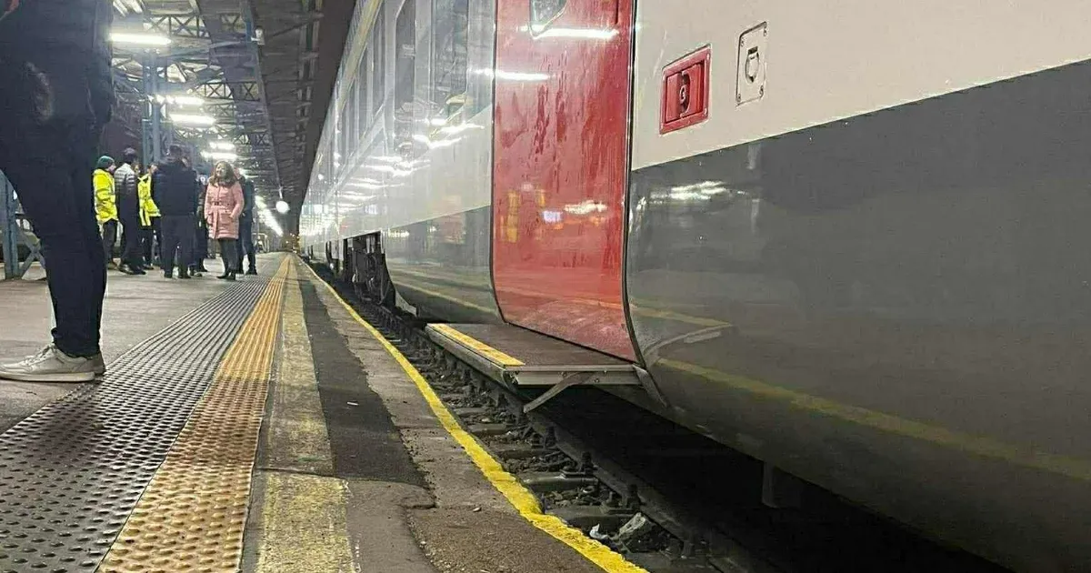 300 millióból kell megemelni 25 centivel a Keleti peronjait, miután kiderült, hogy a kínai vonatokon nincs megfelelő lépcső