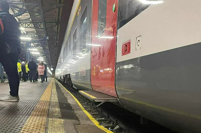 300 millióból kell megemelni 25 centivel a Keleti peronjait, miután kiderült, hogy a kínai vonatokon nincs megfelelő lépcső