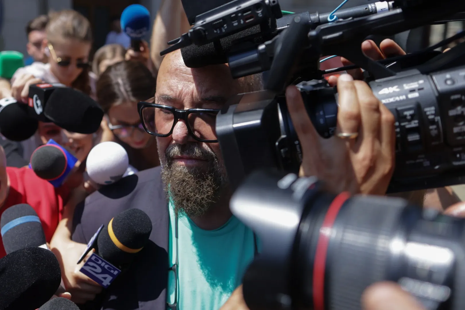 Cristian Popescu Piedone alig felismerhető, annyi kamera és mikrofon van az arcába tolva – Fotó: George Călin / Inquam Photos