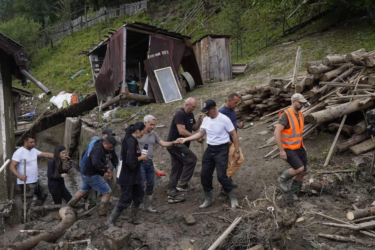 Első kép: Călin Georgescu tereplátogatása. Második kép: Egy nő egy bekeretezett képpel áll a sárban. Fotók: Saul Pop / Inquam Photos