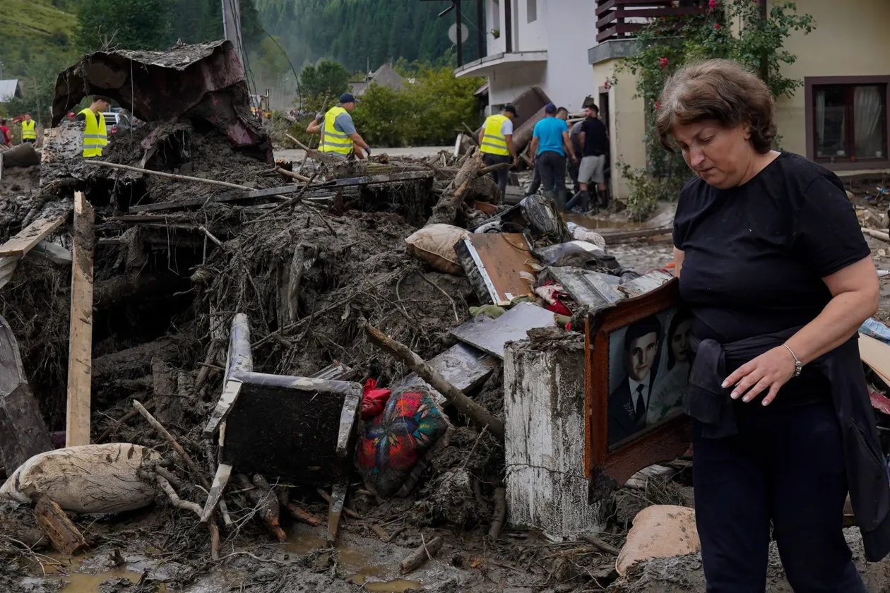 Első kép: Călin Georgescu tereplátogatása. Második kép: Egy nő egy bekeretezett képpel áll a sárban. Fotók: Saul Pop / Inquam Photos