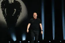 Ricky Gervais leszarja az elmúlást, csak magáról akar mesélni