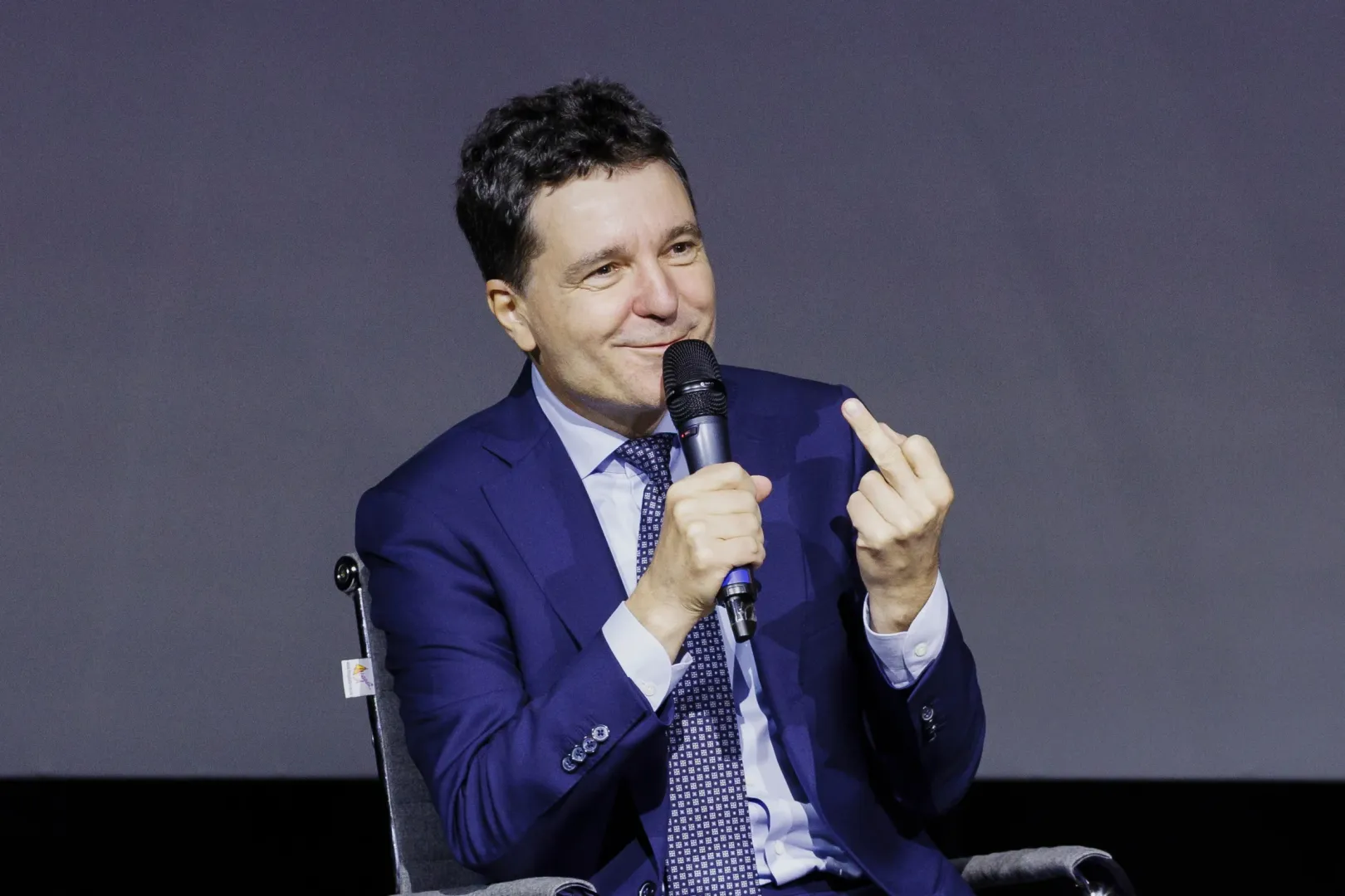 Nicușor Dan éppen vigyorogva bemutat valaminek vagy valakinek – Fotó: Cornel Putan / Inquam Photos