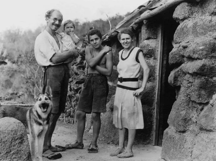 A Wittmer család a szigeten – Fotó: Allan Hancock / USC Libraries Special Collections / Zeitgeist Films