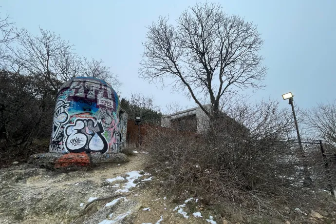 Tiltott helyen tartózkodik! – szól rá egy hang a semmiből a kirándulókra egy budai luxusingatlan kerítésénél