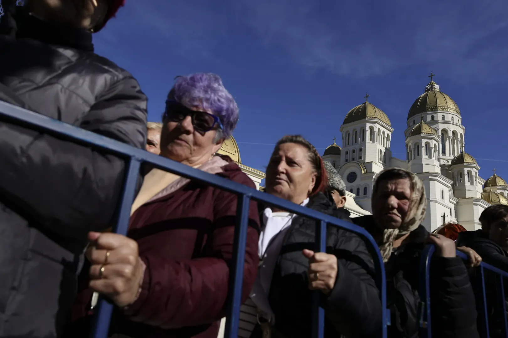 Sorban álló hívek a Nemzeti Székesegyháznál – Fotó: Octav Ganea / Inquam Photos