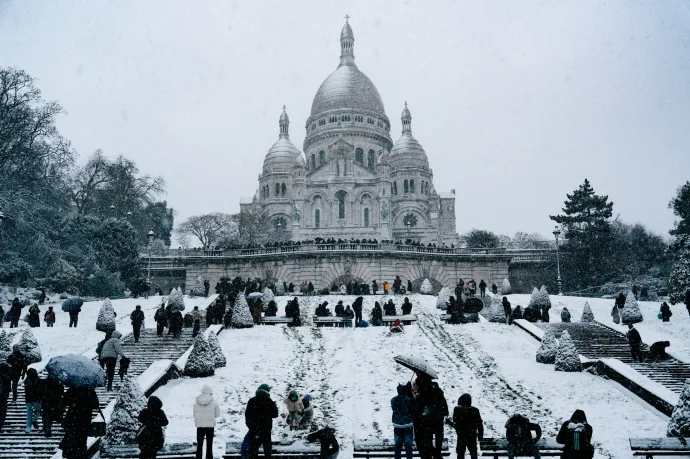Rómában áll a víz, Párizsban síelnek a belvárosban