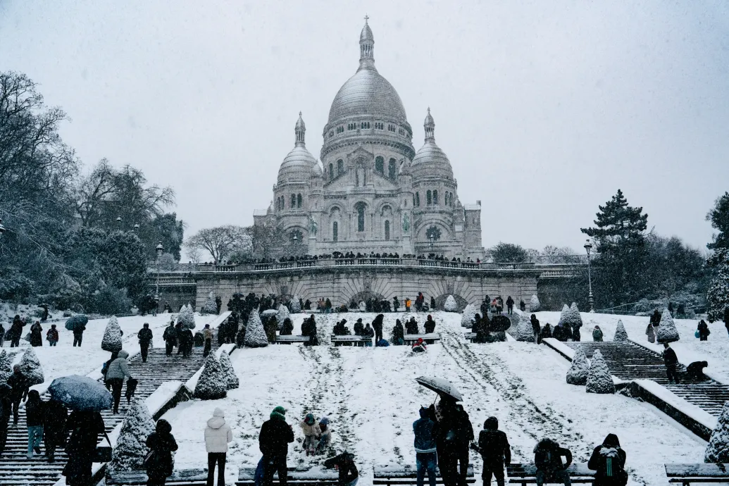 Rómában áll a víz, Párizsban síelnek a belvárosban