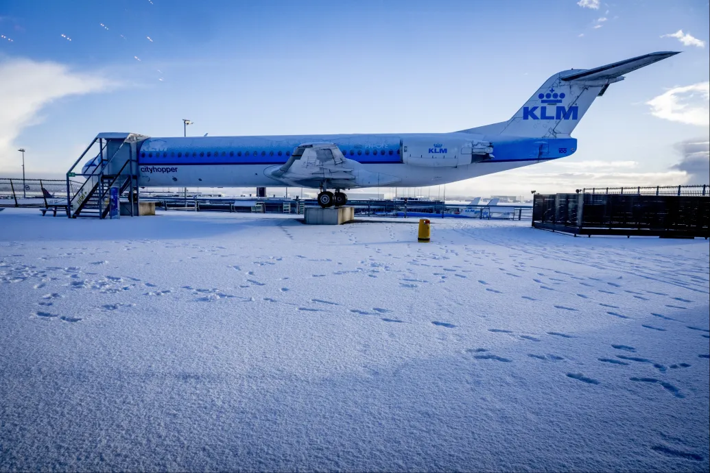 Nincs elég jégmentesítő lötty, 600 járatot töröl szerdán az amszterdami Schiphol repülőtér