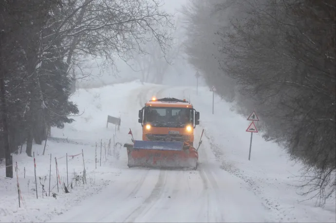 Akkora a hó, hogy le kellett zárni a magyar–szlovén határt a kamionforgalom elől