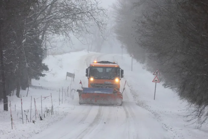 Akkora a hó, hogy le kellett zárni a magyar–szlovén határt a kamionforgalom elől