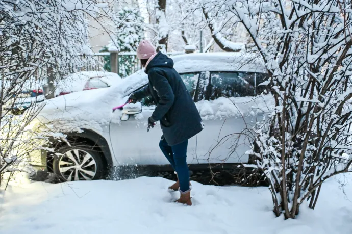 Hóhelyzet percről percre: Akadozik a közlekedés, a vasútnál a váltókkal küzdenek, hó alatt a főváros