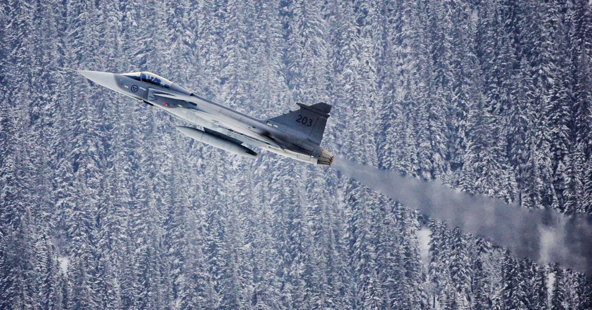 Svédország Grippenekkel és aknamentesítéssel védené az ukrán békét