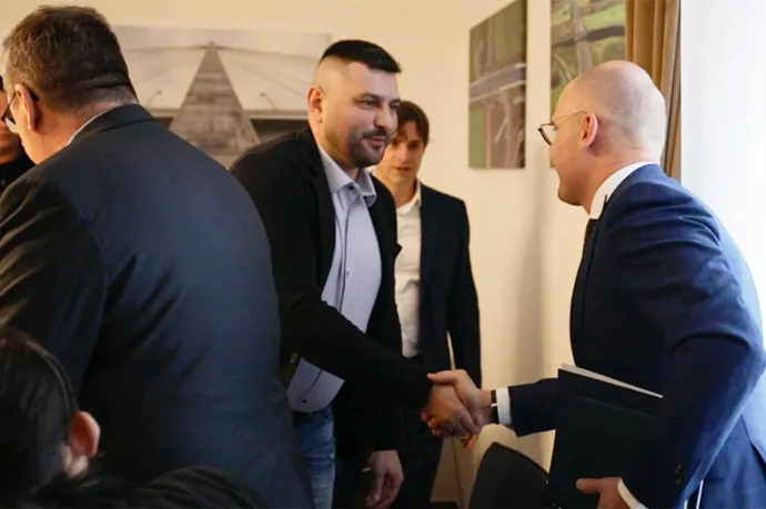 Tárgyalóasztalhoz ültek a tüntető kamionosok és a minisztérium képviselői, egy dologban már sikerült megegyezni