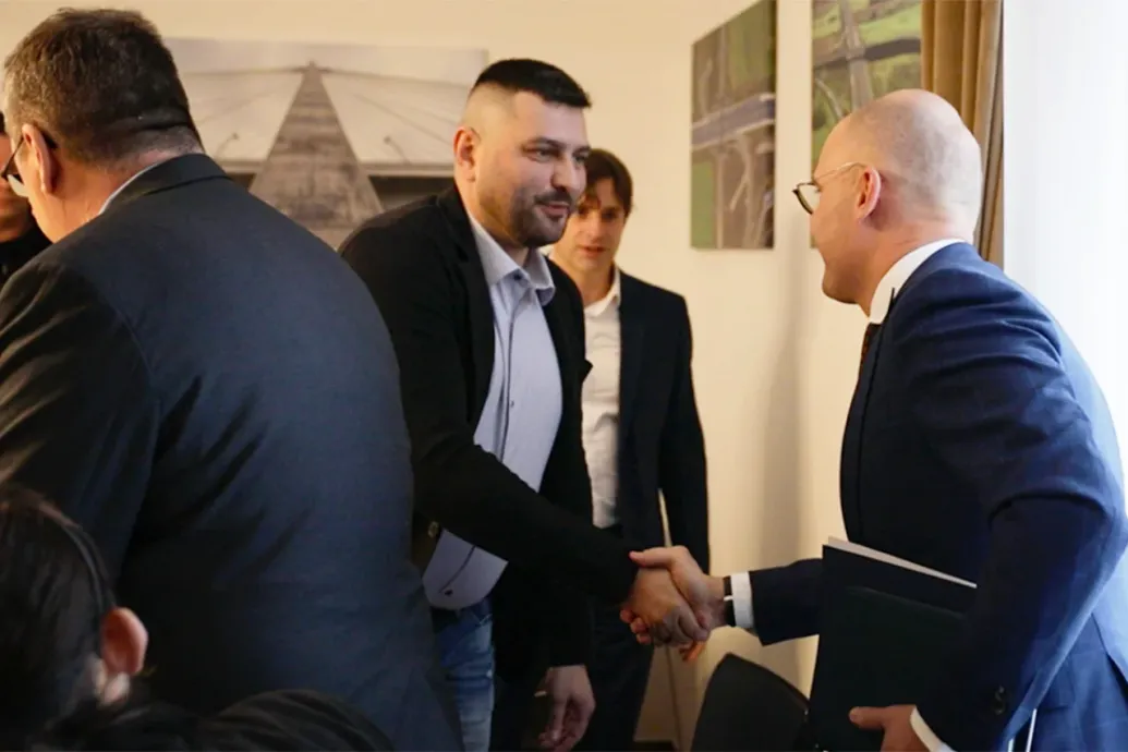 Asztalhoz ültek a tüntető kamionosok és a minisztérium képviselői, egy dologban már sikerült megegyezni