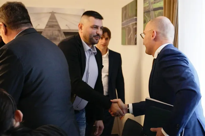 Tárgyalóasztalhoz ültek a tüntető kamionosok és a minisztérium képviselői, egy dologban már sikerült megegyezni