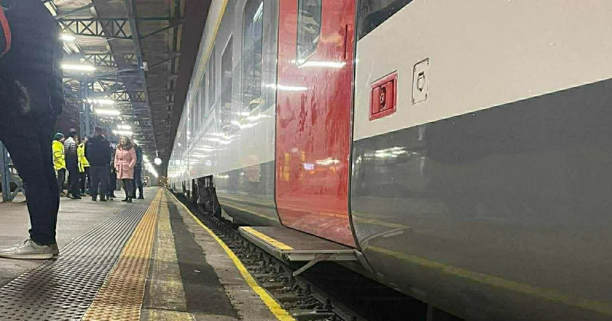 Mindenki nyugodjon meg! Normális magasságú peronokat építenek a Keletibe a kínai vonatok fogadására