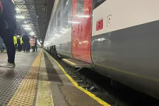 Mindenki nyugodjon meg! Normális magasságú peronokat építenek a Keletibe a kínai vonatok fogadására