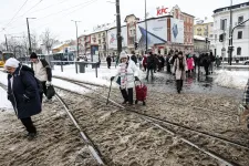 A szerdai hóhelyzet percről percre: Akadozott a közlekedés, több mint négyezerszer riasztották a mentőket, és jön még hó