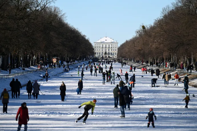 Korcsolyázók a müncheni Nymphenburg-kastély nagy csatornáján 2026. január 4-én – Fotó: Fariha Farooqui / Reuters