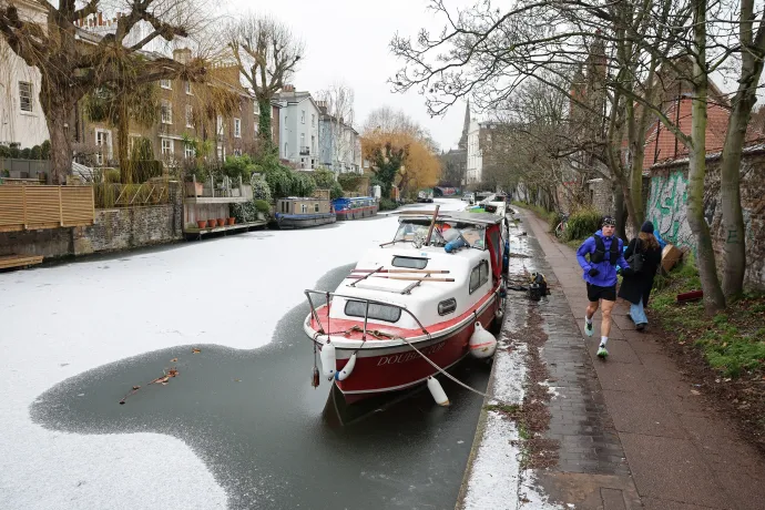 Behavazott Derbyshire és jégbe fagyott lakóhajó Londonban 2026. január 6-án – Fotó: Adrian Dennis, Oli Scraff / AFP