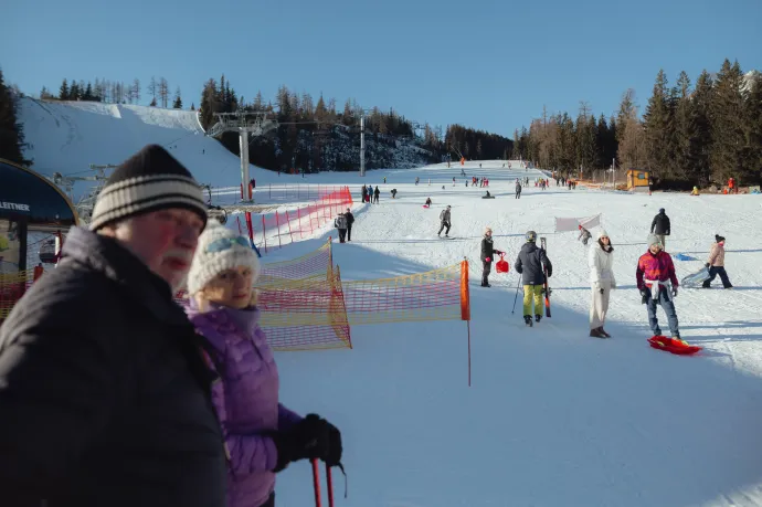 Ropogós hó a szlovákiai Csorbató (Štrbské Pleso) sípályáin – Fotó: Robert Nemeti / Anadolu / AFP