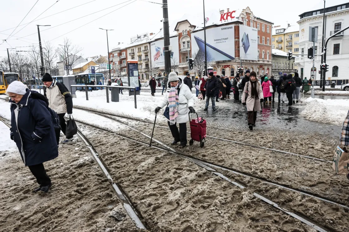 A szerdai hóhelyzet percről percre: Akadozott a közlekedés, több mint négyezerszer riasztották a mentőket, és jön még hó