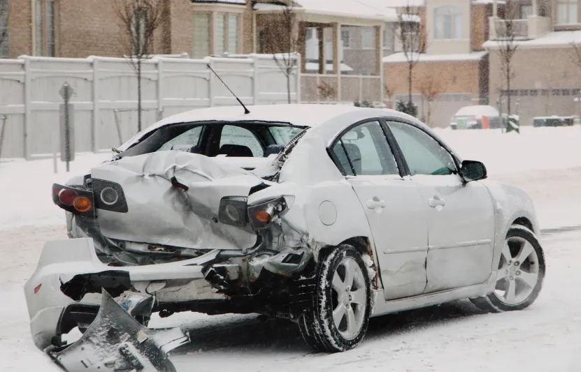 Valaki összetörte az utcán parkoló autóját, majd elhajtott a hóban? Elmondjuk, mire számíthat
