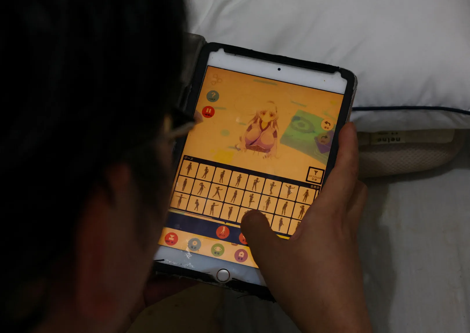 A 41 éves férfi egy app segítségével mintázta meg magának az ideális nőt, Tojóka Kimerát, akinek 2021-ben esküdött örök hűséget – Fotó: Kim Kyung-Hoon / Reuters